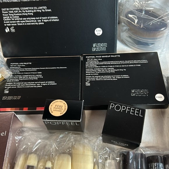 Popfeel All In One Makeup Kit. KIT014C. Silver Glitter Case Included. NWT - Picture 7 of 14
